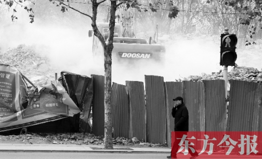 昨日，鄭州市未來路與緯四路交叉口一工地施工不除塵，加重了空氣污染