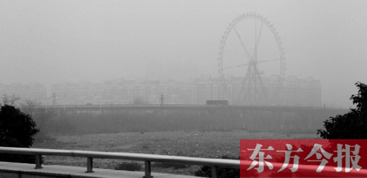 我看！我再看！我都看不見世紀(jì)歡樂園的巨大摩天輪了，送孩子上學(xué)的路，真快看不清了