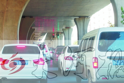 交警在東風(fēng)路從北向南上橋口處擺上反光錐，間歇放行