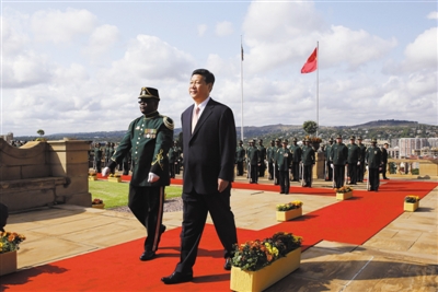 3月26日，南非總統(tǒng)祖馬在比勒陀利亞聯(lián)邦大廈前廣場舉行儀式，歡迎中國國家主席習近平訪問南非。這是習近平檢閱儀仗隊。新華社記者 蘭紅光 攝