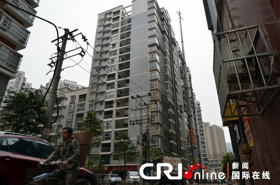 2013年4月2日，四川達(dá)城，電線桿足足有19層樓高，而且離小區(qū)住戶的房屋很近。圖片來源:張?bào)K/CF