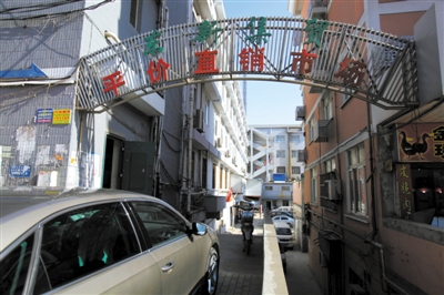 昨日，從事活禽宰殺的許某確認為感染H7N9禽流感確診病例，其所工作的南京江寧區(qū)東新農(nóng)貿市場仍正常營業(yè)