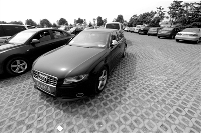 3月30日，掛有AZG(安徽政府公務(wù)的拼音縮寫）通行證的車輛停放在合肥市小蜀山公墓停車場內(nèi)。