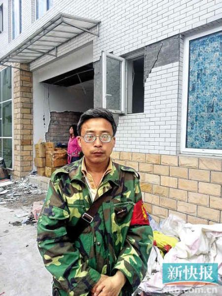 被免副鄉(xiāng)長楊成毅成災(zāi)區(qū)首位免職干部，接受新快報(bào)記者采訪時(shí)稱：“服從組織決定，大難當(dāng)前官位不要緊”