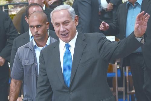 經(jīng)以總理內(nèi)塔尼亞胡主持的內(nèi)閣秘密會(huì)議決定，以空軍接連對(duì)敘利亞多處目標(biāo)實(shí)施空襲。圖為內(nèi)塔尼亞胡5日出席內(nèi)閣會(huì)議。