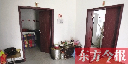 男廁洗漱池前，堆放著大量家電、家具等生活用品