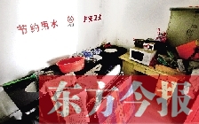 廁所進(jìn)門中廳，擺放著灶臺、餐桌、床鋪等，乍一看像個客廳