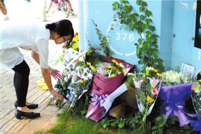 6月8日下午，記者來到廈門公交車爆炸事發(fā)現(xiàn)場(chǎng)橋下，附近已聚集了十幾個(gè)自發(fā)前來悼念的市民。橋墩下排放了一圈或黃或白的菊花，還有玖瑰、百合等。