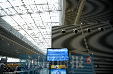 　鄭州東站三樓候車大廳，雖然空調(diào)處有涼風(fēng)吹出，但陽光通過頂棚照進，導(dǎo)致整個大廳的空調(diào)制冷效果不明顯
