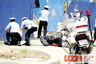 　一名歹徒被抓獲，另一名歹徒持槍劫持了一名門衛(wèi)。