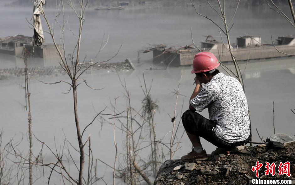 7月14日，四川綿陽(yáng)，在水下沉寂了5年多的北川漩坪鄉(xiāng)浮出水面，如海市蜃樓飄浮在堰塞湖水面，回來(lái)看自己