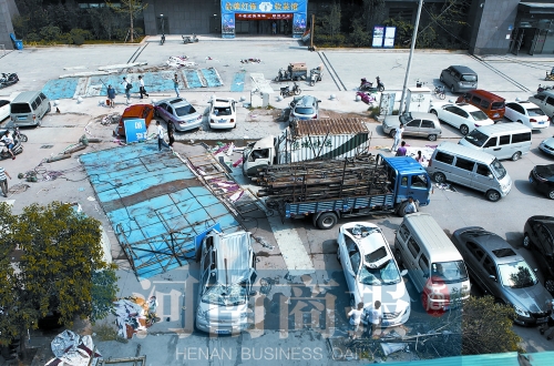 昨日上午，事發(fā)現(xiàn)場(chǎng)仍停有多輛被砸變形的汽車