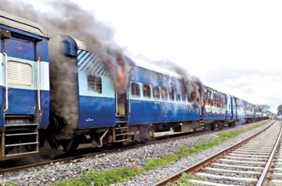 19日，撞人的火車被民眾點(diǎn)燃。