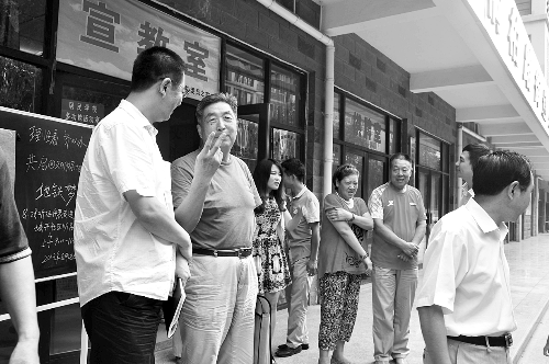 盧法舜（左二）伸出兩根手指，建議實(shí)行2元通票制。