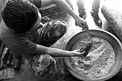 10日，敘反對(duì)派人員正在制作武器。