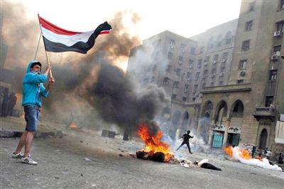 6日，穆?tīng)栁骱湍滦謺?huì)的支持者在開(kāi)羅街頭示威，與警方發(fā)生沖突。消失了三個(gè)多月的前總統(tǒng)穆?tīng)栁鲗⒂谙略率軐彙? oldsrc=