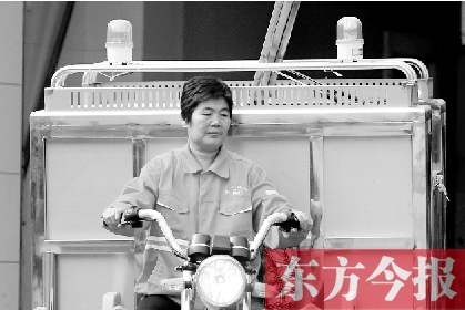 鄭州市金水區(qū)目前發(fā)放的第一批30輛新垃圾清運車，已投入使用