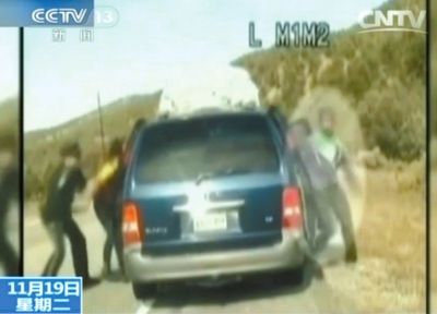 雷爾與警察爭執(zhí)，費雷爾兒子下車試圖保護媽媽。