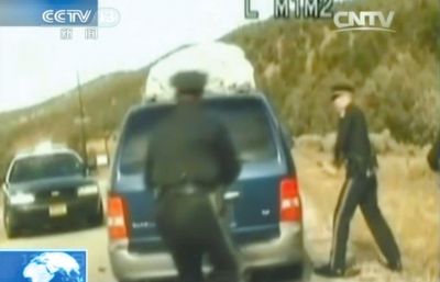 費雷爾再次上車，警察拿警棍砸車窗。