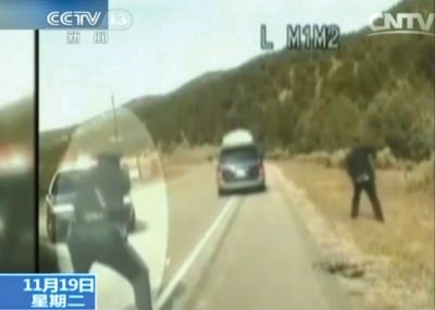 費雷爾駕車逃走，警察連開數(shù)槍。央視截圖