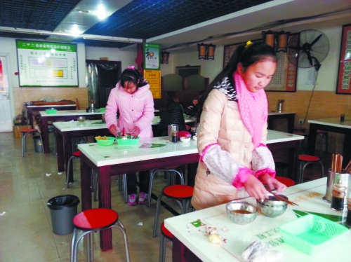 參加體驗(yàn)的兩名學(xué)生成功“入職”后,開(kāi)始收拾餐桌。