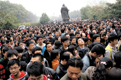 去年3月16日，武漢華中科技大學(xué)，“北約”、“華約”、“卓越”聯(lián)盟自主招生選拔考試湖北考點(diǎn)，考生等待進(jìn)場。 圖/CFP