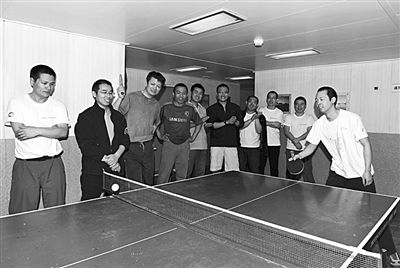 5日，“雪龍”號(hào)上的科考隊(duì)員在進(jìn)行乒乓球比賽。新華社發(fā)