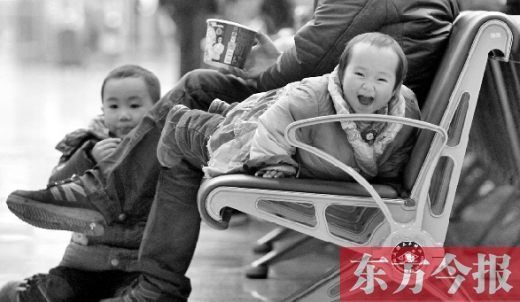 鄭州東站候車長(zhǎng)椅上，哈哈，馬上回家過(guò)年有禮物收了
