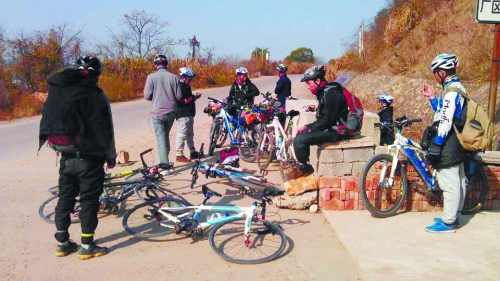 1月21日，他們路過湖南中路鋪鎮(zhèn)，在路邊短暫休息。