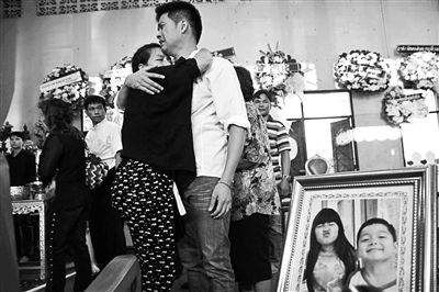 2月24日，泰國(guó)曼谷，民眾為在手榴彈襲擊中遇難的兩名兒童舉行葬禮，兩名兒童為姐弟二人，姐姐6歲，弟弟4歲