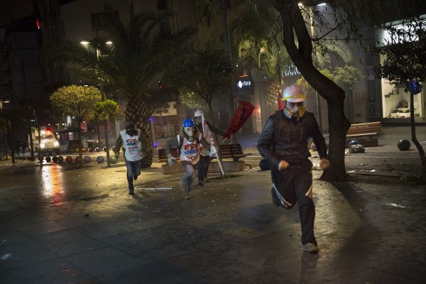 當(dāng)?shù)貢r(shí)間2014年2月25日，土耳其伊斯坦布爾，總理涉腐錄音引發(fā)全國抗議，要求本屆政府下臺。