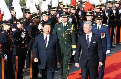 30日，習(xí)近平在會(huì)見比利時(shí)國(guó)王菲利普前，出席菲利普國(guó)王在王宮廣場(chǎng)舉行的隆重歡迎儀式。新華社發(fā)