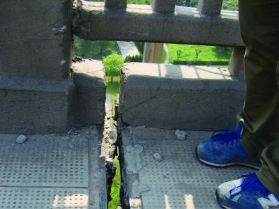 圖為大橋17號墩處橋面裂縫。梅建明 攝