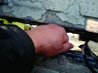 圖為大橋17號墩處橋面裂縫。梅建明 攝