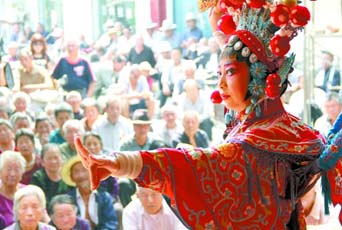 圖為8月15日戲曲演員在“流動舞臺車”上表演傳統(tǒng)地方戲《穆桂英下山》。