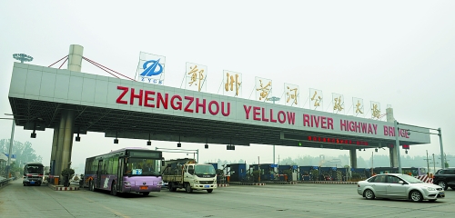 10月7日，鄭州黃河公路大橋車來車往。 新華社發(fā)