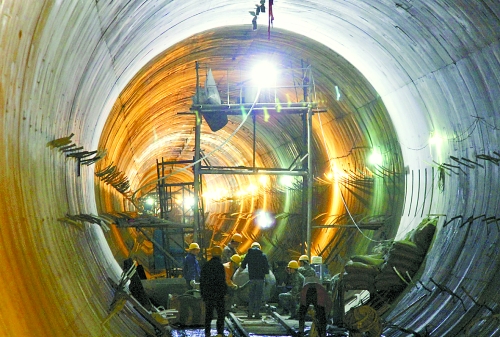 2012年12月30日，工人們?cè)谀纤闭{(diào)中線穿黃隧洞內(nèi)施工。