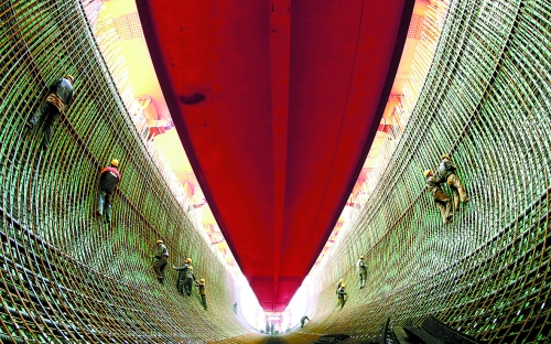 2月27日，南水北調(diào)中線鄧州湍河渡槽工程建設(shè)者在槽體內(nèi)扎鋼筋。