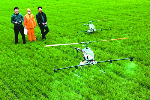 無人作業(yè)機(jī)一分鐘可為一畝地噴一升藥。