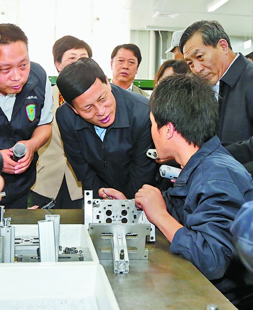 4月24日，省委副書記、省長謝伏瞻在濟源虎嶺產(chǎn)業(yè)集聚區(qū)考察。