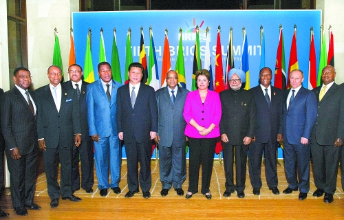 　3月27日，國家主席習(xí)近平在南非德班出席金磚國家領(lǐng)導(dǎo)人與非洲國家領(lǐng)導(dǎo)人對(duì)話會(huì)。這是與會(huì)領(lǐng)導(dǎo)人集體合