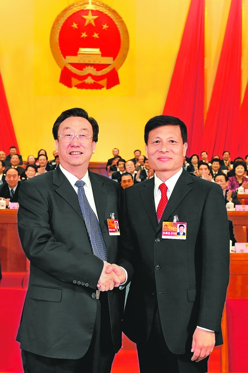 4月2日上午，新當(dāng)選的省人大常委會(huì)主任郭庚茂與新當(dāng)選的省人民政府省長(zhǎng)謝伏瞻親切握手。郭宇 董亮 攝