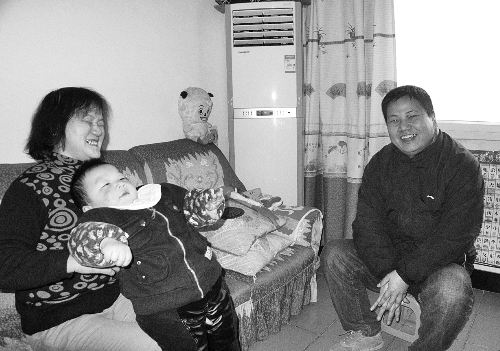 恩人找到了、飯碗保住了，張新明（右）與原竹青都開心地笑了。