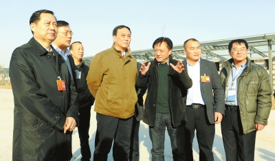 　　鄭州手拉手集團董事長賈長明（右三）向省農業(yè)廳廳長朱孟洲（右四），省政府副秘書長、省政府駐京辦主任