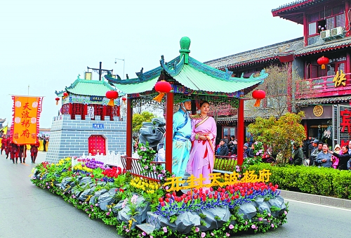 2013中國(開封)清明文化節(jié)舉行大巡游活動。記者 鄧放 攝 2013中國(開封)清明文化節(jié)舉行大巡游活動。記者 鄧放 攝