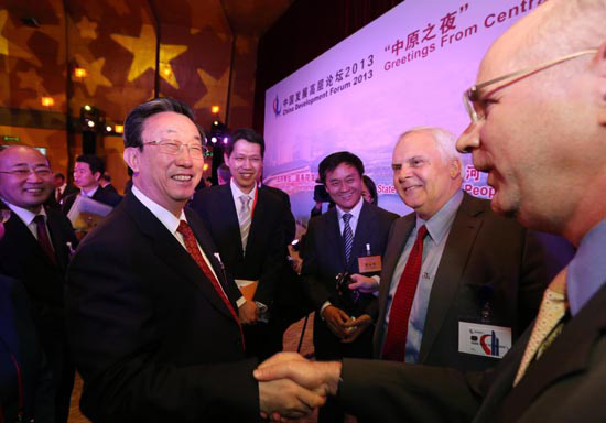 3月24日晚，省委書記、省長(zhǎng)郭庚茂在參加中國(guó)發(fā)展高層論壇“中原之夜”活動(dòng)時(shí)與外商親切握手交談。