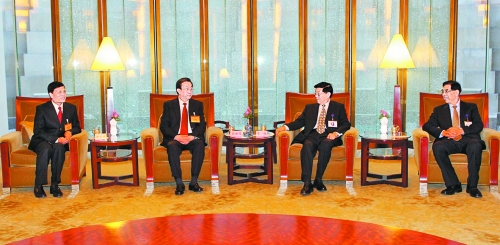 　3月24日，國(guó)務(wù)院發(fā)展研究中心主任李偉在北京會(huì)見了前來出席中國(guó)發(fā)展高層論壇“中原之夜”活動(dòng)的河南省