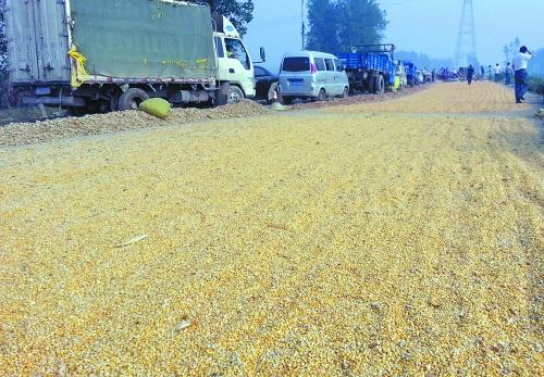 河南漯河村民強(qiáng)行攔車收5元過路費(fèi) 致107國道擁堵 河南漯河村民強(qiáng)行攔車收5元過路費(fèi) 致107國道擁堵