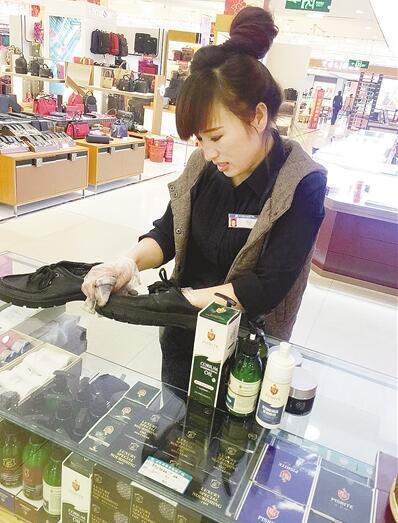 女子來(lái)漯河擦鞋七年 如今買了房開了店
