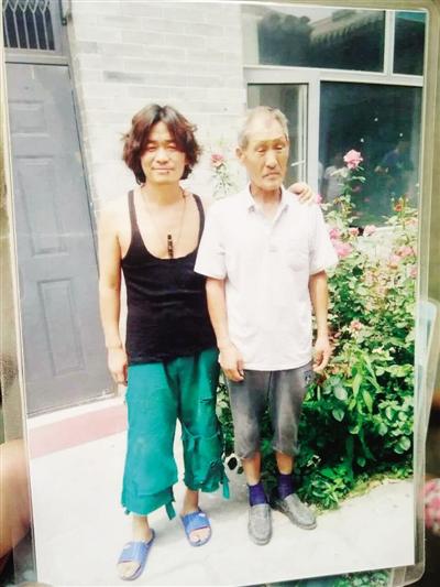 拍片間隙，王寶強(qiáng)與楊林貴在片場(chǎng)合影